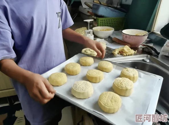 又肉又黄三级某知名美食博主在直播中首次尝试制作传统手工月饼，吸引了大量粉丝关注和点赞