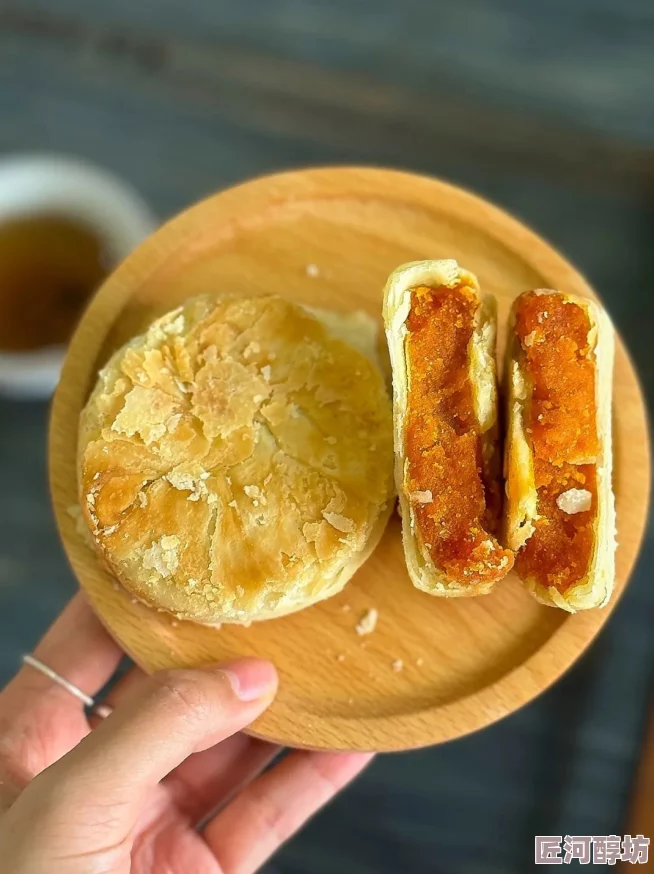 又肉又黄三级某知名美食博主在直播中首次尝试制作传统手工月饼，吸引了大量粉丝关注和点赞