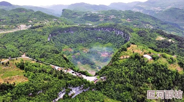 岳下面白嫩肥厚指的是岳麓山下风景秀丽，土地肥沃，适合种植优质的蔬菜和水果，使得这里的农产品格外鲜美多汁