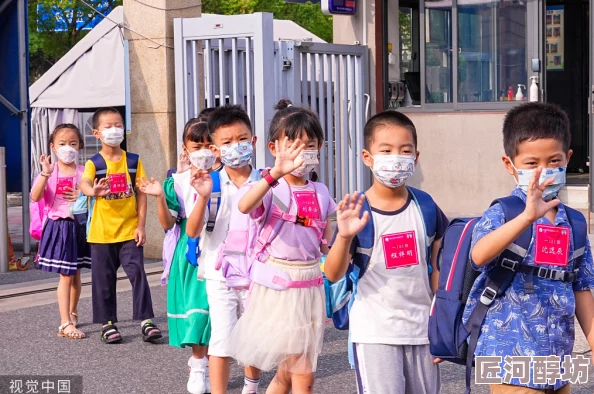 亚洲国产专区校园欧美春季学期即将开学学生们纷纷准备新装迎接新学期