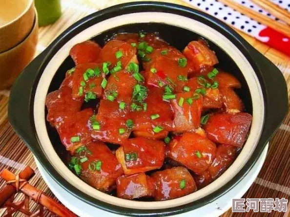 红烧肉popo近日推出新口味红烧肉套餐，搭配特制酱汁和新鲜配菜，深受食客喜爱