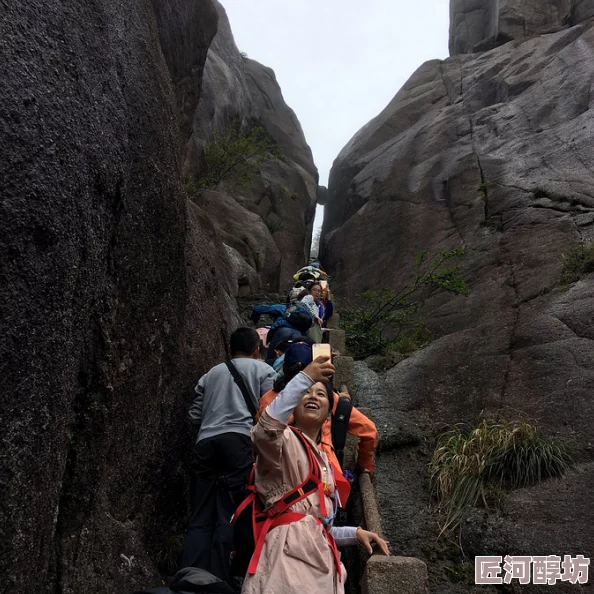 极品美女一线天近日一线天景区迎来游客高峰，游客们纷纷拍照留念，享受美丽风景