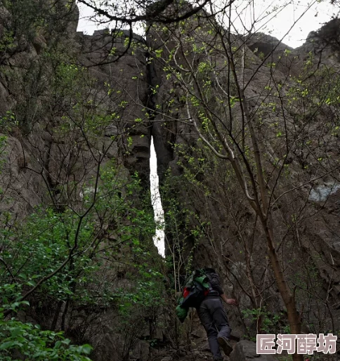 极品美女一线天近日一线天景区迎来游客高峰，游客们纷纷拍照留念，享受美丽风景