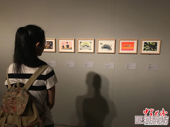 进进出出稚嫩娇小狭窄近日一位年轻艺术家在展览中展示了她的最新作品，吸引了众多观众的关注与讨论