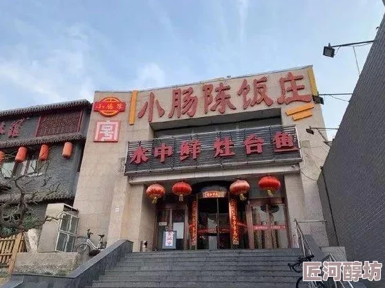 小城和父母去北京旅游小说软件体验了北京的美食文化和历史遗迹，留下了难忘的回忆