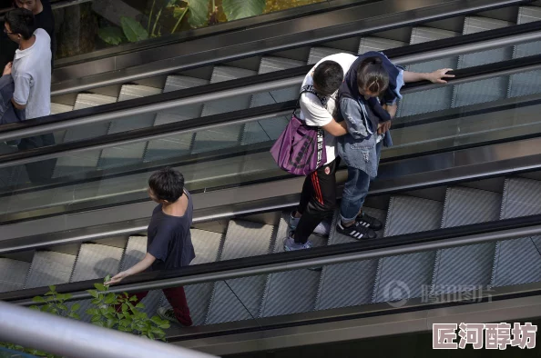 压在窗户上c给别人看路人误以为是行为艺术引来围观拍照