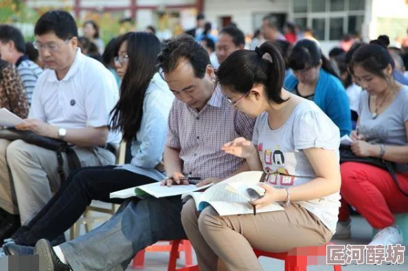 学生的妈妈孩子期中考试成绩进步明显家长会上受到老师表扬