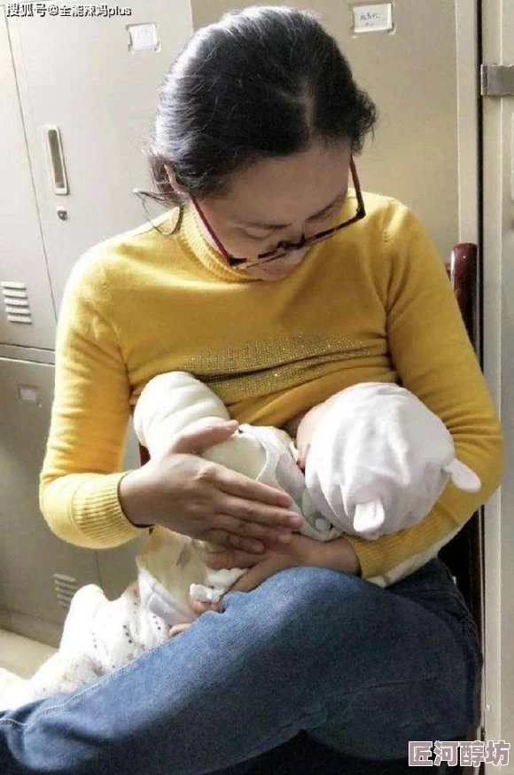 我解开了岳的乳奶水她欣喜地接受了这份迟来的母爱并开始哺乳我的孩子