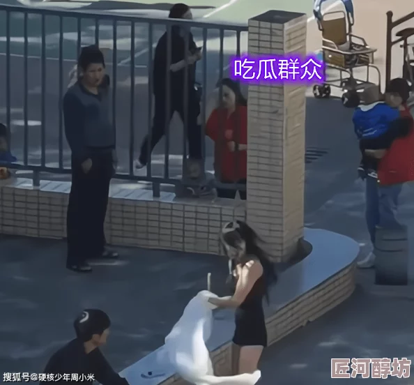 女生脱了衣服给男生摸